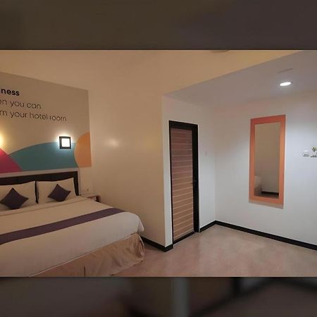 Oriza Hotel Surabaya Exterior photo