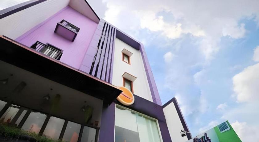 Oriza Hotel Surabaya Exterior photo