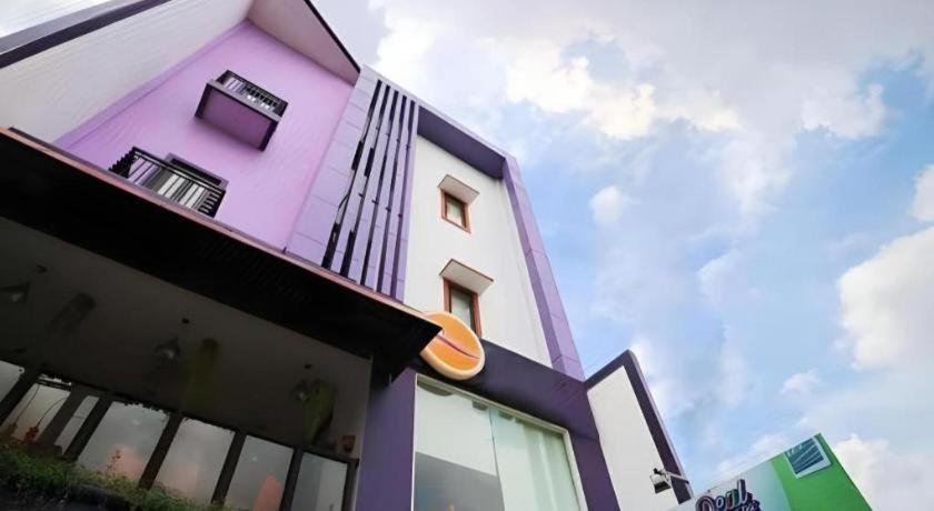 Oriza Hotel Surabaya Exterior photo